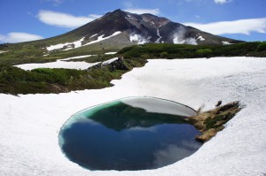 大雪山旭岳とすり鉢池    